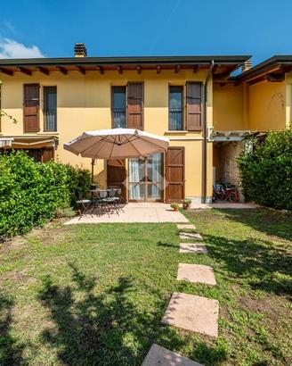 VILLA A SCHIERA A REGGIO NELL'EMILIA