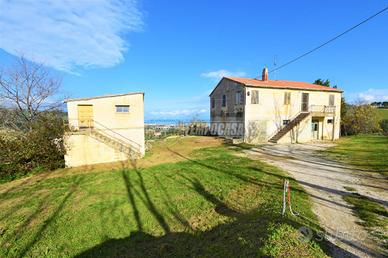 Casa colonica di ampia metratura, con vari accesso