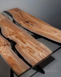 Tavolo in legno  e resina