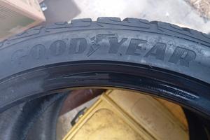 gomme  225 40 18 92v