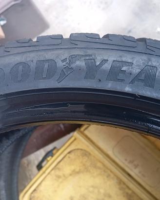 gomme  225 40 18 92v
