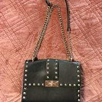 Borsa spalla e tracolla nera con borchie