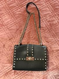 Borsa spalla e tracolla nera con borchie