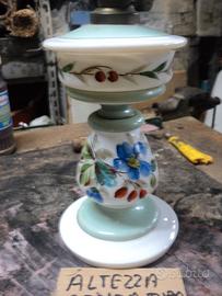 antica lampada a petrolio dipinta