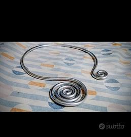 Collana in alluminio lavorata da un'artigiana