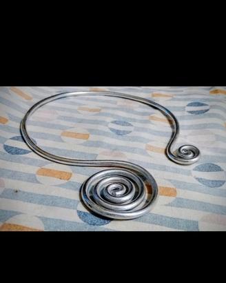 Collana in alluminio lavorata da un'artigiana