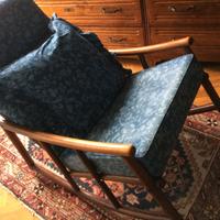 SEDIA A DONDOLO IN LEGNO MASSICCIO, ANNI 20