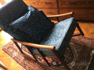 SEDIA A DONDOLO IN LEGNO MASSICCIO, ANNI 20