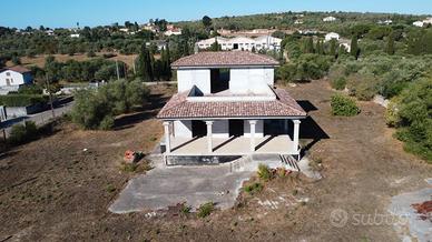 Villa panoramica da ultimare con 4.000 mq di terre