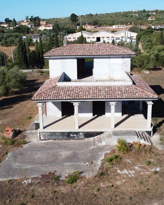 Villa panoramica da ultimare con 4.000 mq di terre