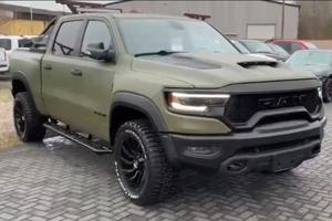Dodge RAM 5.7 V8 Hemi con kit TRX 