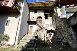 CASA SEMINDIPENDENTE A TIRANO