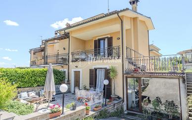 VITORCHIANO - PAPARANO | PORZIONE DI VILLA BIFAMIL