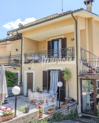 VITORCHIANO - PAPARANO | PORZIONE DI VILLA BIFAMIL