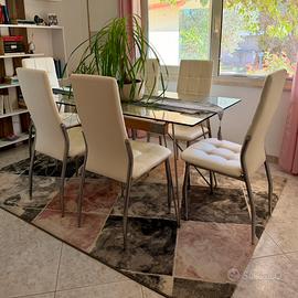 Tavolo con sedie e tappeto