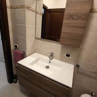 Lavandino con cassettone e specchio con sportello