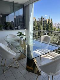 Tavolo in cristallo di design e sedie abbinate