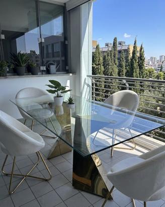 Tavolo in cristallo di design e sedie abbinate
