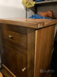 2 comodini  fatti  interamente a mano