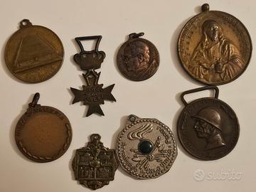 Lotto medaglie votive e militari 8 pezzi 