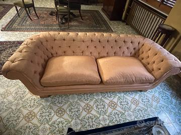 Divano Chesterfield a due posti, capitonné
