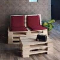 Divano in pallet e tavolino.