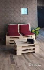 Divano in pallet e tavolino.