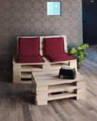Divano in pallet e tavolino.