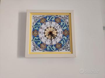 Orologio da parete in ceramica maiolica