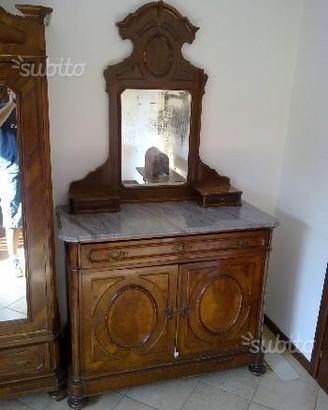 Antiquariato, Comò con specchiera