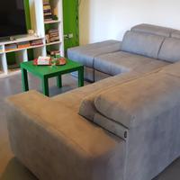 Divano angolare con letto estraibile e puff