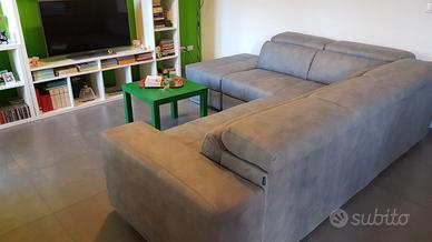 Divano angolare con letto estraibile e puff