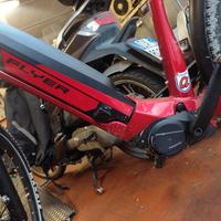 bicicletta elettrica flyer up street. 