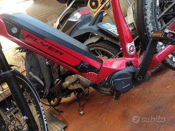 bicicletta elettrica flyer up street. 