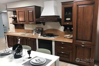 CUCINA CLASSICA IN LEGNO TINTA NOCE