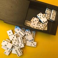 Gioco da tavolo DOMINO in scatola nera elegante