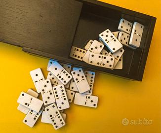 Gioco da tavolo DOMINO in scatola nera elegante