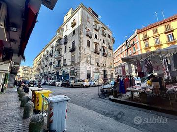 NEGOZIO A NAPOLI