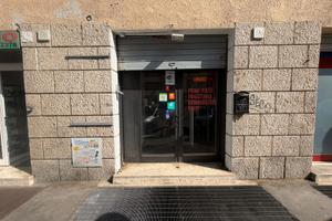 Locale commerciale con canna fumaria