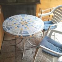 Tavolo rotondo da giardino con 2 sedie.