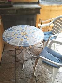 Tavolo rotondo da giardino con 2 sedie.