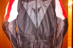 Tuta divisibile Dainese tg 50 più casco AGV k1 .