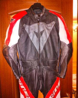 Tuta divisibile Dainese tg 50 più casco AGV k1 .