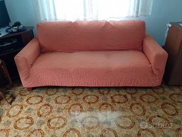 divano 4 posti in skai nero.. questo è con copri d