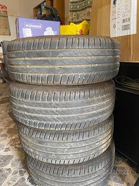Gomme auto cerchi e motore avviamento
