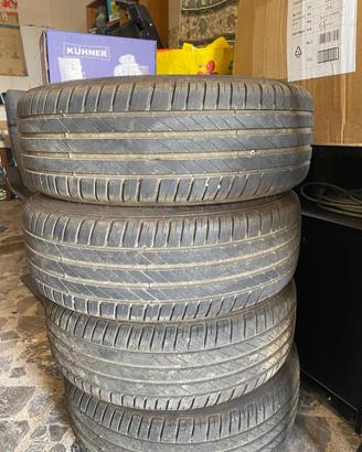 Gomme auto cerchi e motore avviamento