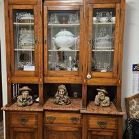 Credenza antica in legno con vetrine incise