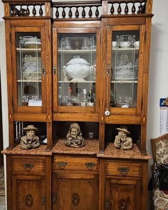 Credenza antica in legno con vetrine incise