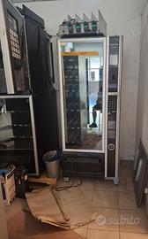 distributore automatico  snack e bevande 