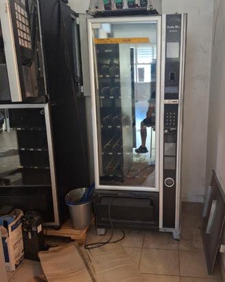 distributore automatico  snack e bevande 